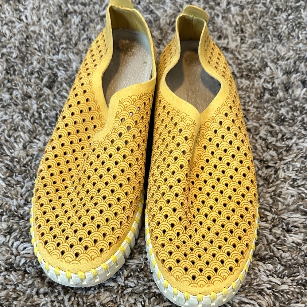 Isle Jacobsen, 38 Yellow Slip-On Shoes